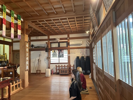 翌朝は、黄檗宗流のお経に続いて、2回の坐禅体験