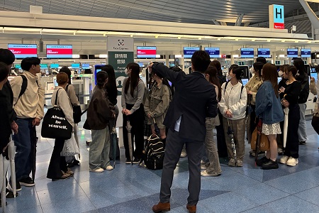 エールフランス航空チェックインカウンターでの柴﨑雄一氏によるガイダンス