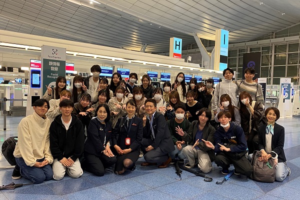 客室乗務員みなさんとの集合写真