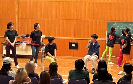 1名の学生が自身のライフストーリーを語り、その語りを手がかりに役者はその学生の過去・現在・未来を即興で演じる