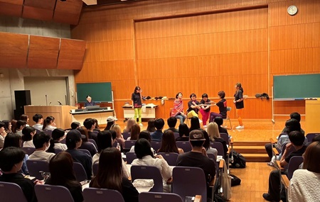 学生全員がそれぞれ言葉を紙片に自由に書き、それを役者が拾い読みあげながら劇を展開する