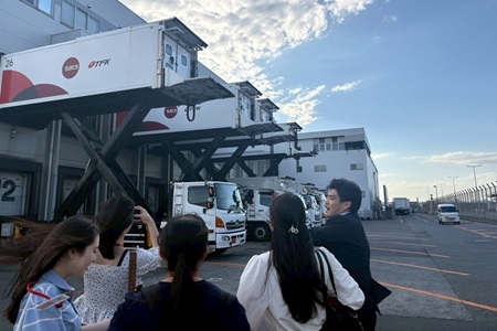 機内食を機内に載せるプロセスを聞く（学生撮影）