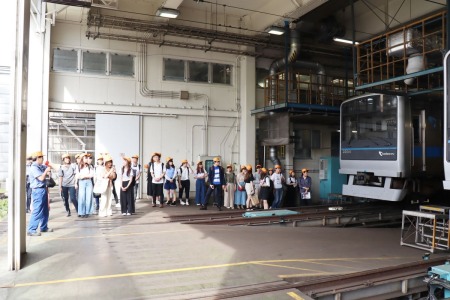 説明を受けた後、実際に施設内を見学　　