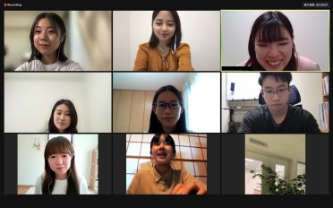 先輩からの話を真剣に聞くメンバー