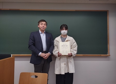 「後期高齢者医療費の決定要因」を発表した河口ゼミ３年生の山崎さん