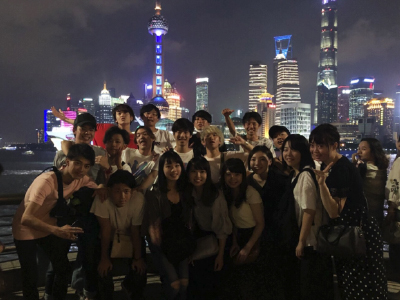 上海の夜景をバックに