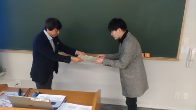 最優秀報告賞を獲得し、表彰された河口ゼミ３年立花くん