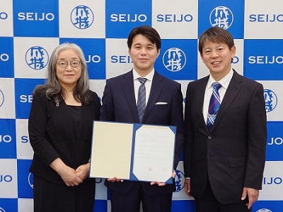 左から英文学科松川祐子教授、木下誠文芸学部長、吉田直希教授