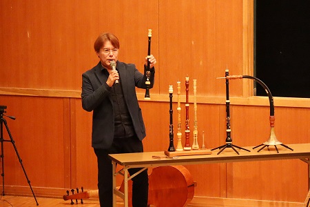 三宮正満氏　オーボエ紹介の様子　