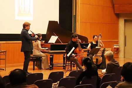 演奏者三名、赤塚教授による合奏