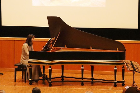 中村恵美氏　チェンバロ演奏の様子　　