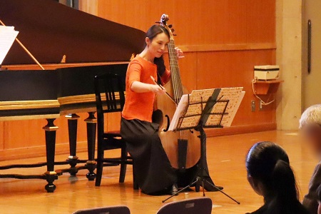 田中孝子氏　ヴィオラ・ダ・ガンバ演奏の様子