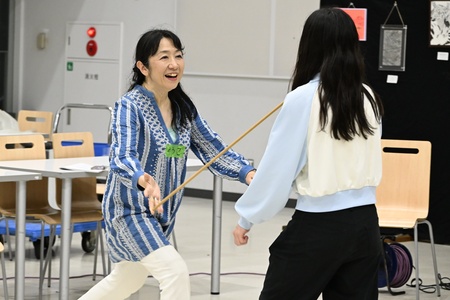 人差し指同士で棒を支えるゲーム