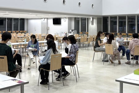 グループに分かれて台本を読む様子