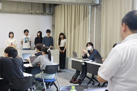 長尾室長からのコメントを聞く学生たち