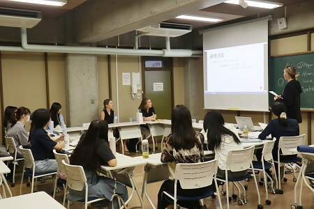 日本人女性にとっての化粧と印象の変化に関する発表