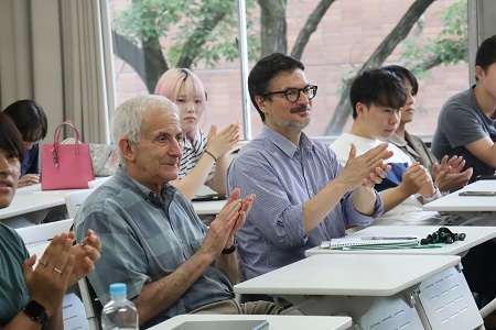 グループごとにいろいろな質問を投げかけてくれました