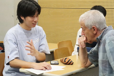 マンツーマンでアドバイスを受ける学生