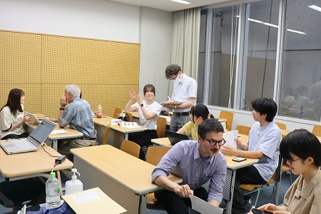 少人数で行われる英語の授業にゲストも参加