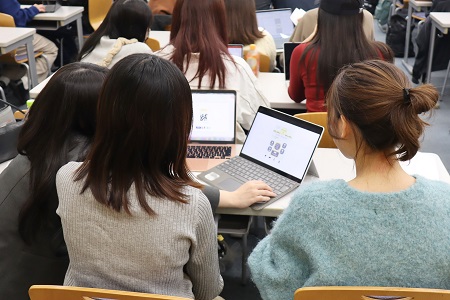 第2回目の講義は、3人グループに分かれて評価演習からスタート。他者にアプリを操作してもらうと思わぬ方向に進めようとすることも