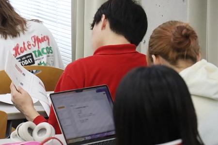 第1回目の講義では、最初にインターフェイスデザインやユーザビリティ原則について説明を受けました