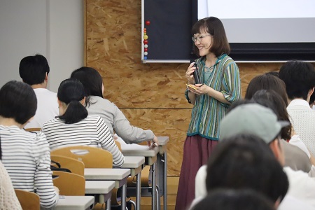 疑問点を質問しながら、課題に取り組む学生たち