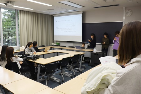 1年生は各ゼミの様子を熱心に見学していました