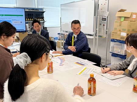 学生からの質問に熱心に答えてくださる世田谷区危機管理部災害対策課の工藤誠氏