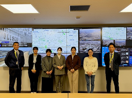 災害時に災害対策本部が設営される会議室にて 左から工藤誠氏、後藤悠里准教授、新垣紀子教授、参加した学生3名、伊藤祐貴氏