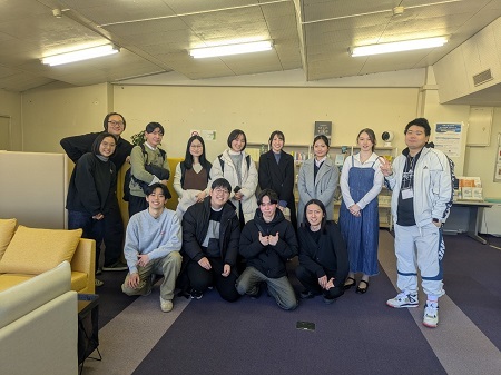 会場の社会イノベーション学部学生共同研究室（2号館3F）にて　参加した学生・大学院生（一部）