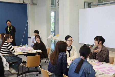 グループ内で出た意見を全体に発表