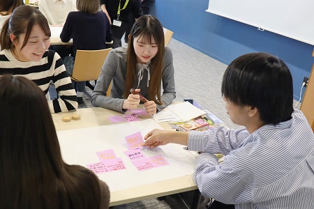 付箋に書いた意見をグループで共有