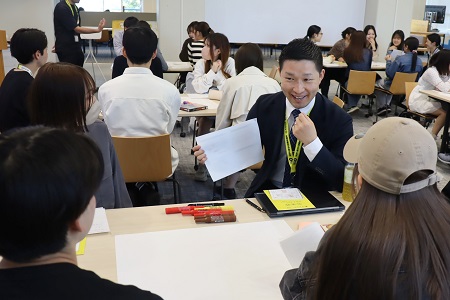 世田谷区職員の方々も各グループに参加。ゲーム形式の自己紹介でアイスブレイク