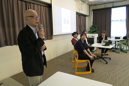 南山 浩二 教授(社会イノベーション学部長、写真左)による開催のあいさつ