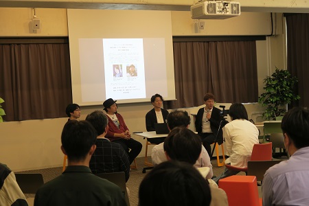 記念講演の様子(中央スクリーン前 左より、稲垣佑典 准教授、松岡健太 氏、田谷昂大 氏、山本敦久 教授)