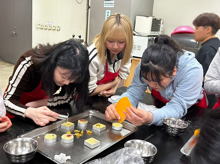 夢中になってパイナップルケーキを調理する学生たち。午後のディスカッションを見据え、正方形でナチュラルな一般的なパイナップルケーキとは異なる形や色、デコレーションのついたケーキをデザインしました。