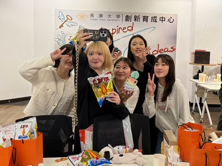 優勝チームの記念撮影。食紅や抹茶パウダーなどを使ってカラフルなパイナップルケーキを調理したこのグループは、「ダイバーシティ」をテーマにしたマーケティングを考え、高評価を得ました。