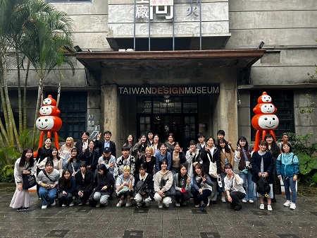 デザイン・ミュージアムで記念撮影。こちらもガイド・プログラムをご用意頂き、台湾で花開きつつあるインダストリアルデザインの最先端に触れてきました。