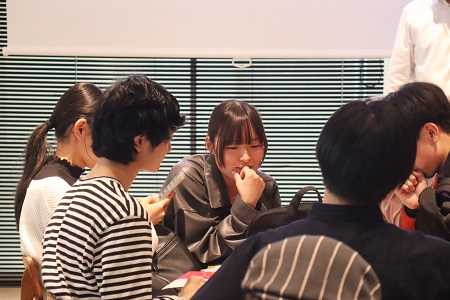 発表前に最終確認をする学生たち