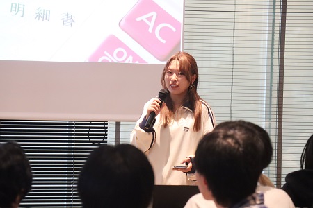 堂々と発表する学生