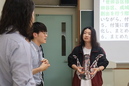 学生の質問に答える講師のお二人