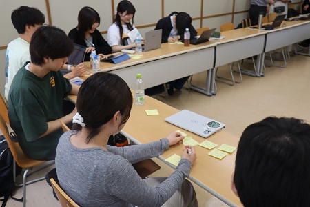 付箋に各自の意見を書いてまとめます