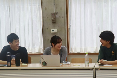 感想やアイデアを話し合うグループワーク