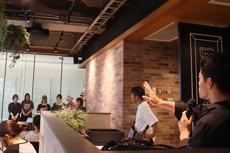 渡邉氏からの講評を聞く学生たち