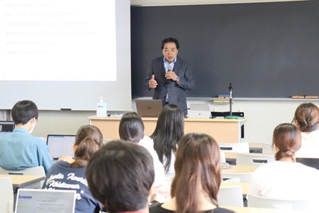 質疑応答では、学生からの質問に一つ一つ丁寧に答えてくださりました