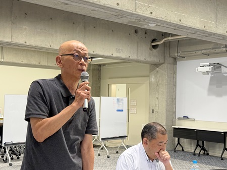 講評する南山社会イノベーション学部長(左)長尾キャリアセンター課長(右)