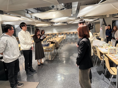 表彰式の様子。写真左端が木下良氏、その右が木下将氏。