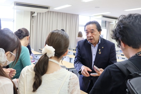授業後は学生たちと交流も