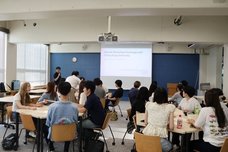 5～6人ずつ4グループに分かれて授業スタート