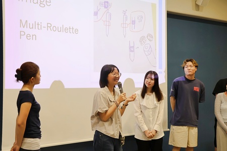 楽しそうにアイデアを説明する長庚大学生